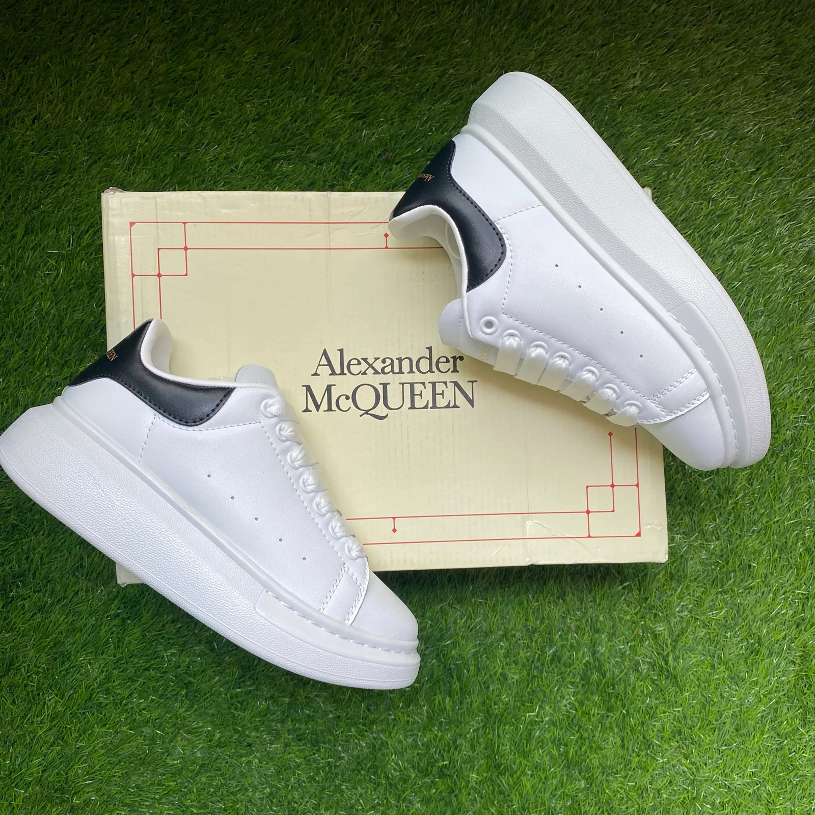 Alexander McQueen Oversized Blancas y Negras | Talla 36 | Nuevas | Con Caja